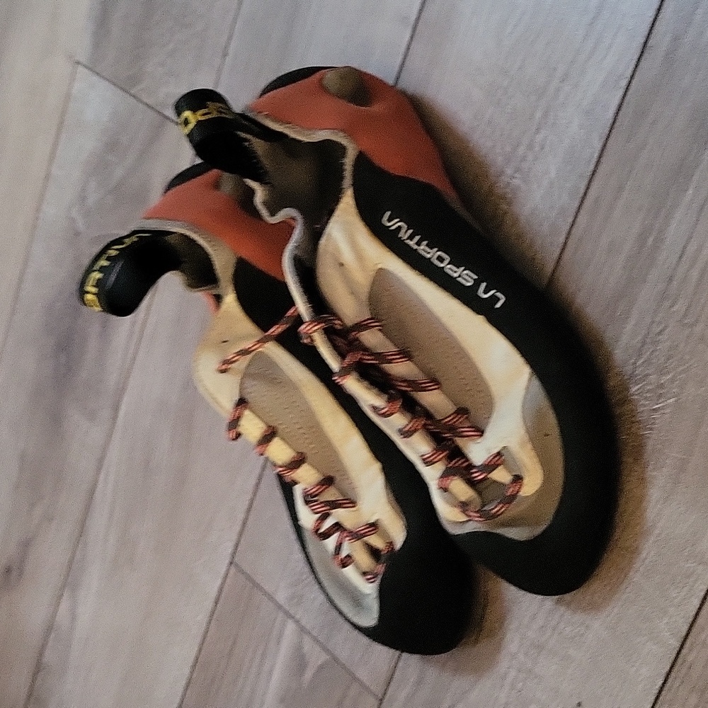 Climbing shoes - Picture 1 of 1